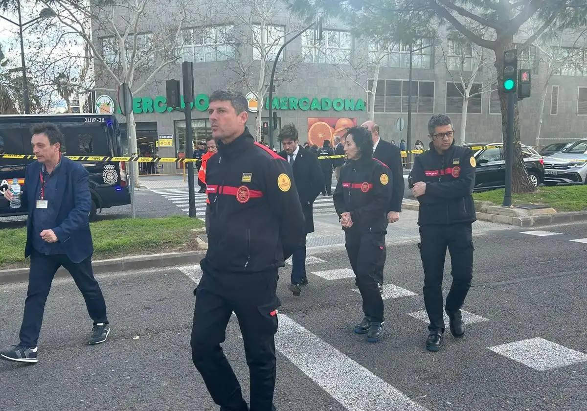 El jefe de los Bomberos de Valencia, Enrique Chisbert, en primer plano junto a la finca de Campanar.