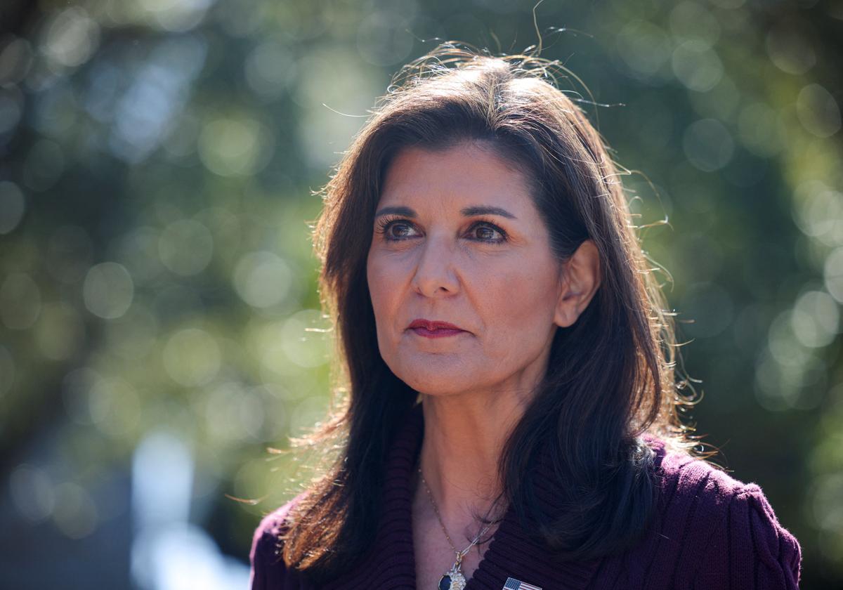 La exgobernadora de Carolina del Sur, Nikki Haley, con gesto serio tras depositar este sábado su voto.