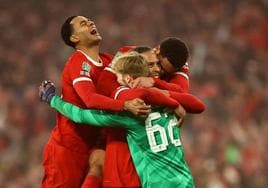 Los jugadores del Liverpool celebran la conquista de la Carabao Cup ante el Chelsea en Wembley.