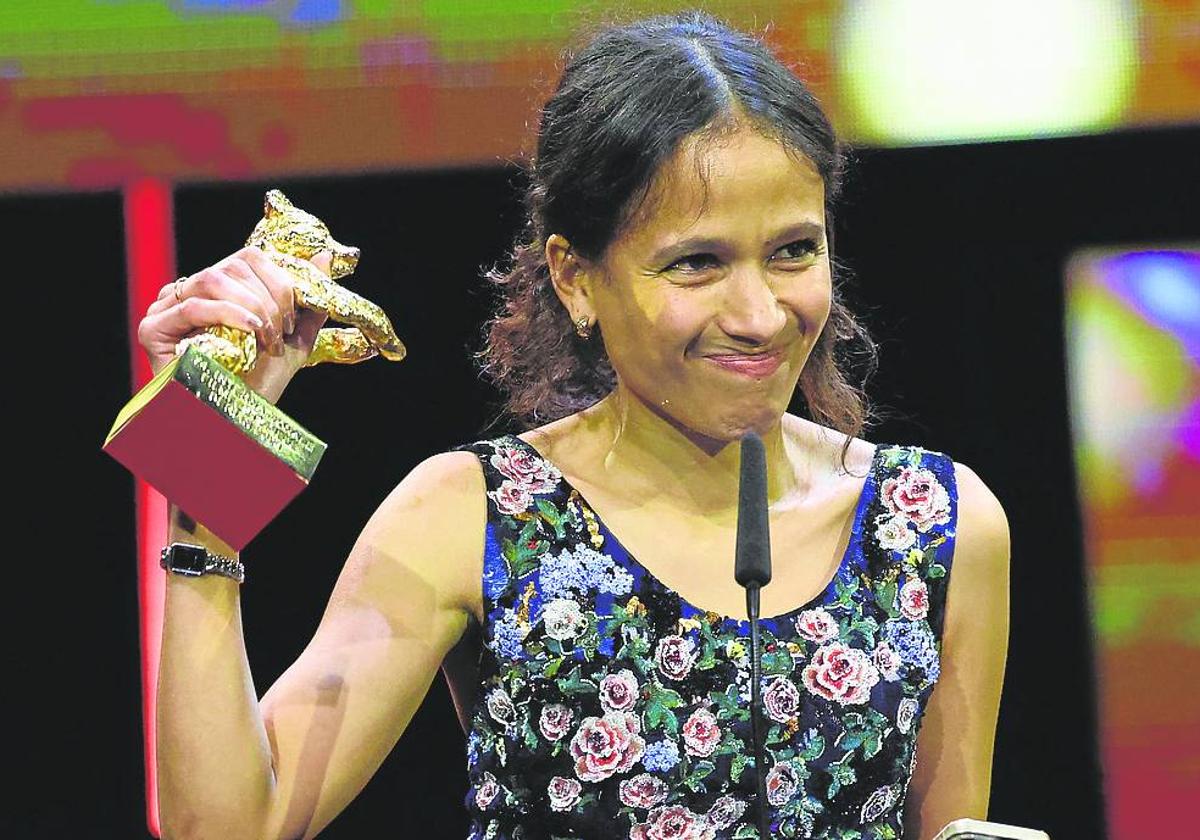 La directora Mati Diop con el Oso de Oro por 'Dahomey'.