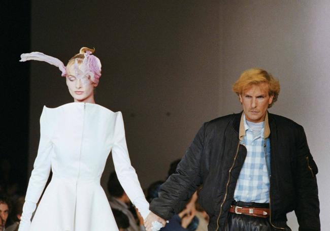 El diseñador Claude Montana en un desfile en París en 1987.