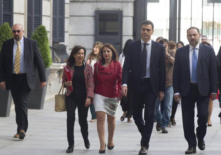 Koldo García, a la izquierda, en el patio del Congreso junto a Sánchez y la cúpula del PSOE durante la moción de censura que derribó a Mariano Rajoy el 1 de junio de 2018.