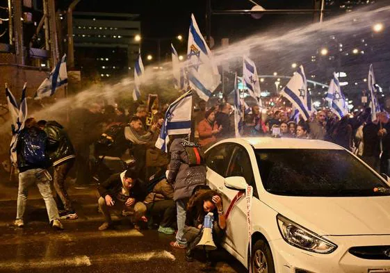 Un momento de tensión en la protesta del sábado en Tel Aviv.