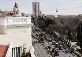 Una columna de tractores llega a la Puerta de Alcalá de Madrid el pasado miércoles