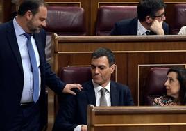 José Luis Ábalos saluda a Sánchez durante la moción de censura a Mariano Rajoy.