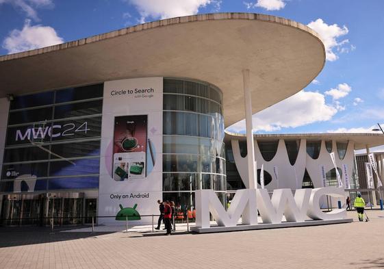 Trabajadores de la Fira de Barcelona ultiman los detalles para la apertura del MWC este lunes.