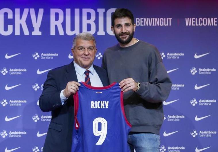 Ricky Rubio, junto a Joan Laporta durante su presentación con el Barça.