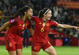 Salma Paralluelo y Aitana Bonmatí celebran uno de los goles de España en la semifinal de la Liga de Naciones ante Países Bajos.
