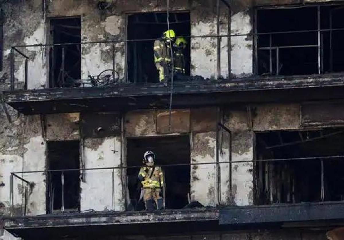 Bomberos trabajando en el edificio siniestrado en Valencia.