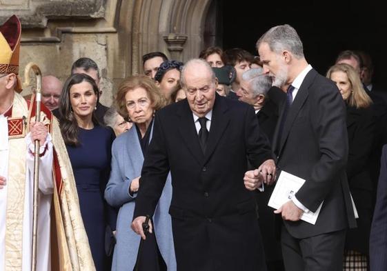 El rey Felipe VI ha dado su brazo al rey emérito para ayudarle a entrar en el coche.