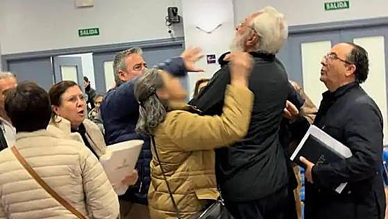 Un pleno de Don Benito termina con insultos, amenazas y periodistas increpados