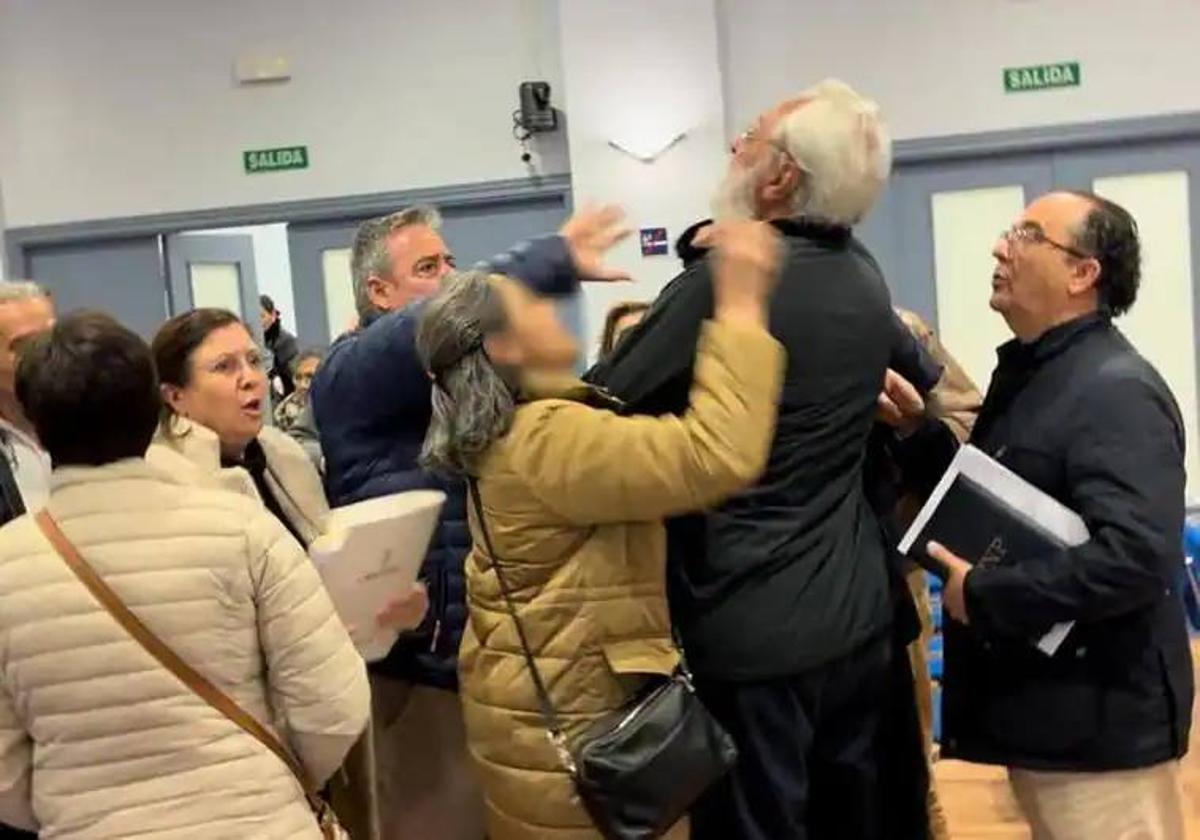 María Fernanda Sánchez, Pedro Noblejas y otros asistentes se acercaron para mediar en la discusión.