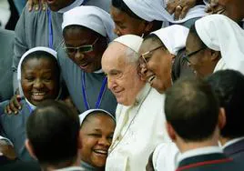 El Papa posa junto a un grupo de monjas en la audiencia de este miércoles en el Vaticano.