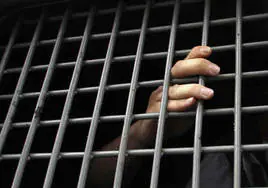 Imagen de la mano de un preso ruso durante un traslado.