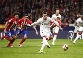 Álex Berenguer marca de penalti el gol que le dio la victoria al Athletic en la ida en el Metropolitano.