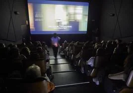 Espectadores, en el interior de una sala de cine.