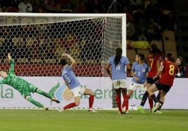 Mariona Caldentey marca el segundo gol de España ante Francia en la final de la Liga de Naciones.