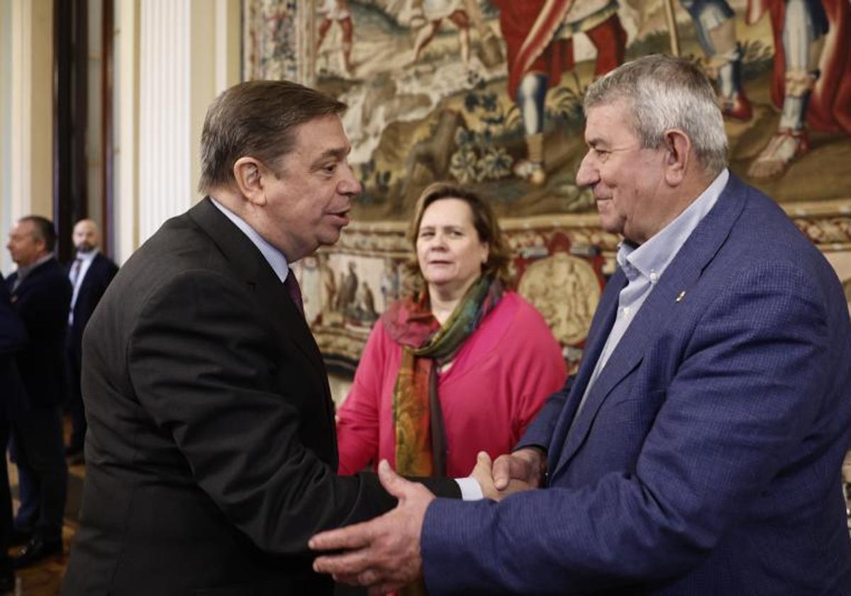 El ministro de Agricultura, Pesca y Alimentación, Luis Planas saluda a Lorenzo Ramos, de UPA.