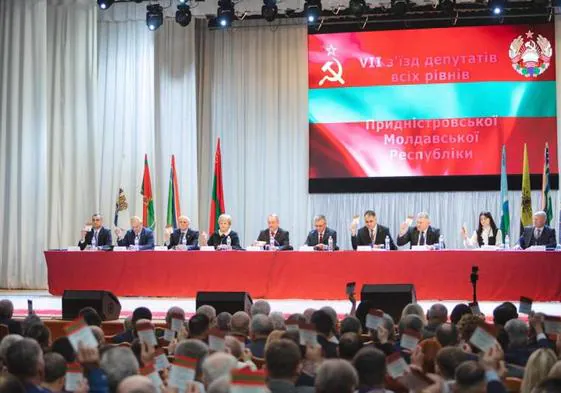 Los legisladores participan en el congreso de diputados de la región separatista de Transnistria, en Moldavia.