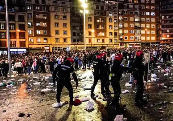 Botellas contra la Ertzaintza y un aficionado del Atlético hospitalizado al ser herido en la cabeza