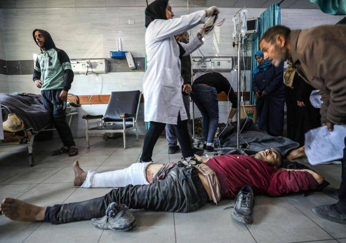 Imagen principal - Palestinos reciben asistencia en el hospital Kamal Edwan, en el norte de Gaza, donde fueron trasladados los heridos y fallecidos en el ataque israelí.