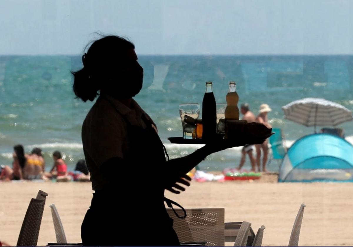 Mujer trabajando de camarera.