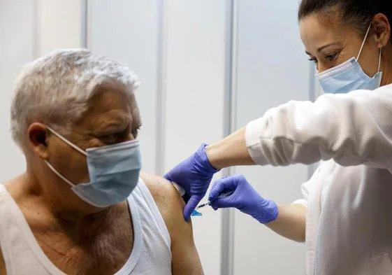 Una enfermera vacuna a una paciente