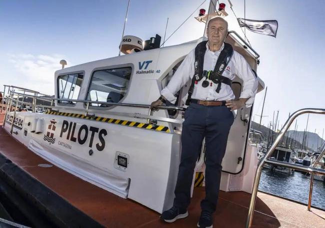 Antonio Lario, en una de las lanchas del servicio de practicaje del puerto de Cartagena.