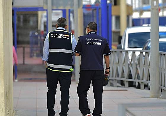 Funcionarios de la Policía Nacional y la Agencia Tributaria.