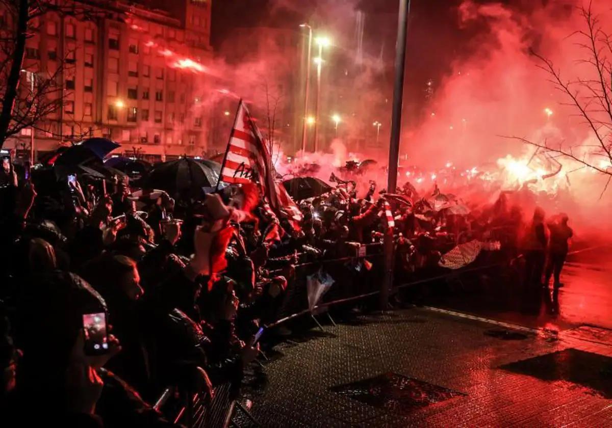 Aficionados del Athletic, en la explanada de San Mamés el jueves.