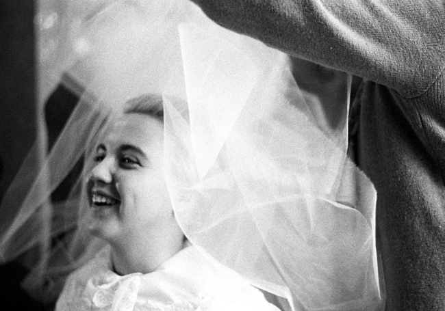 'Preparativos de la novia'. Barcelona, 1963. De la serie 'Carrera femenina con seguro de vejez'.