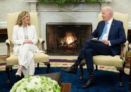 Meloni y Biden departieron frente a la chimenea del Despacho Oval.
