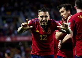 Joselu celebra un gol con la selección española.