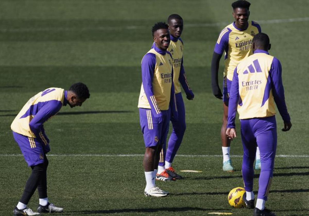 Vinicius sonríe durante el entrenamiento que el Real Madrid llevó a cabo este viernes.