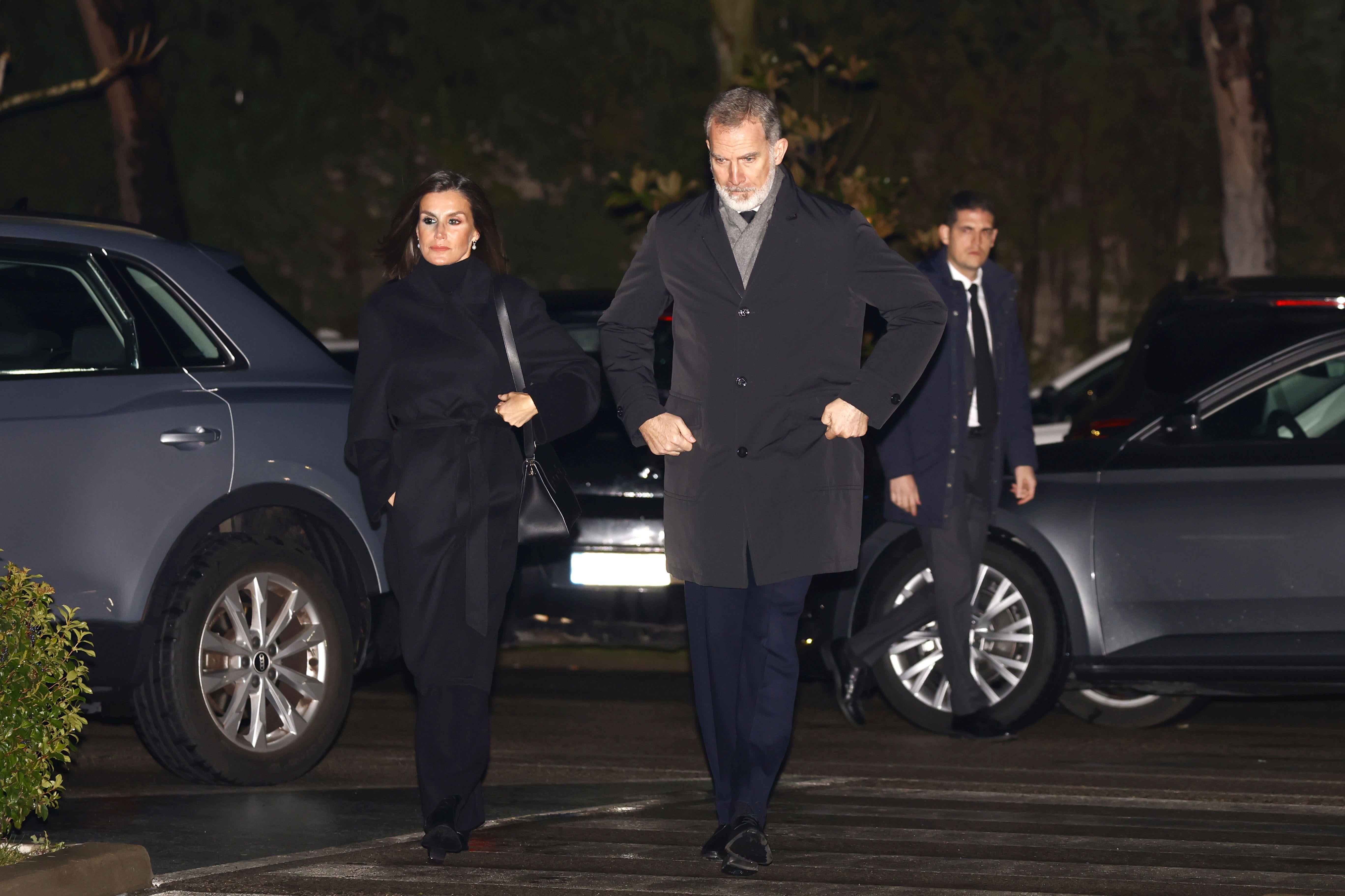 La reina Letizia y el rey Felipe VI llegan a la capilla ardiente en Madrid.