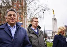 Javier de Andrés, Alberto Núñez Feijóo y Esther Martínez, este sábado en Bilbao.