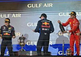 Sergio Pérez, Max Verstappen y Carlos Sainz, en el podio del GP de Baréin.