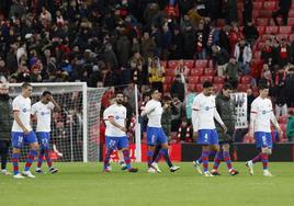 Los jugadores del Barça, tras el empate sin goles en San Mamés.