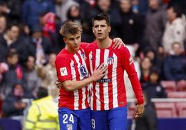 Morata celebra junto a Barrios su gol al Betis.