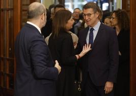 La presidenta del Congreso, Francina Armengol, dialoga con el líder del PP, Alberto Núñez Feijóo, en los pasillos de la Cámara baja.