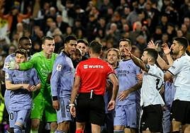 Jude Bellingham protesta al colegiado durante el encuentro ante el Valencia.