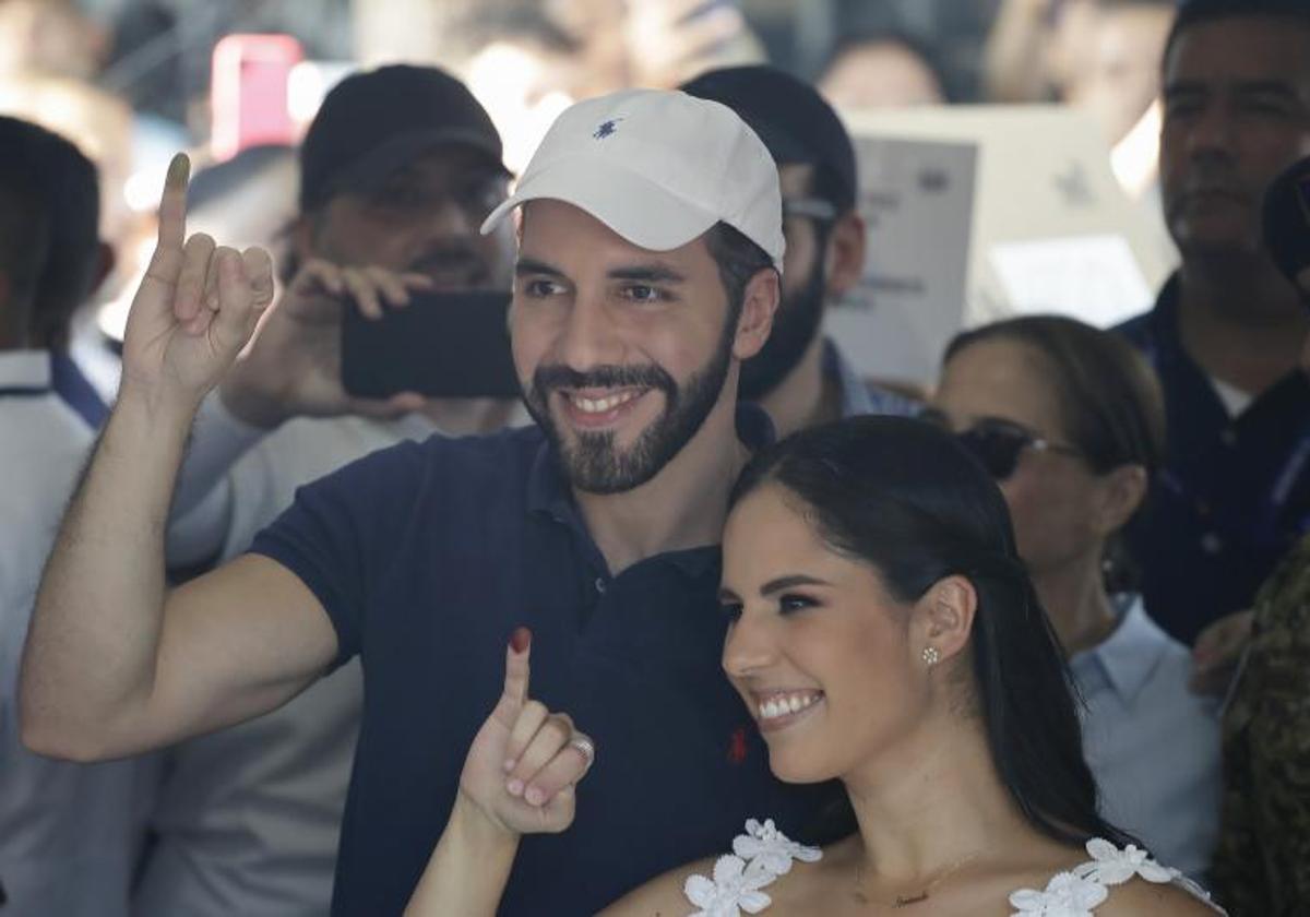 Nayib Bukele y su esposa, Gabriela, tras votar el domingo en un colegio de la capital salvadoreña.