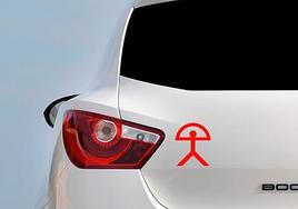 ¿Qué significa este símbolo que llevan los coches en la parte trasera?