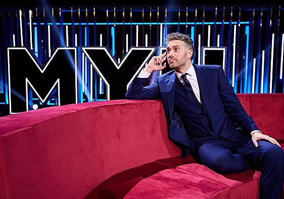 El cómico e imitador Dani Martínez en el plató de su nuevo programa 'Martínez y hermanos'.