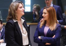 La vicepresidenta tercera y ministra para la Transición Ecológica, Teresa Riberay la Ministra de Energía de Malta, Miriam Dalli, al inicio del Consejo de Ministros Europeos de Energía en Bruselas.