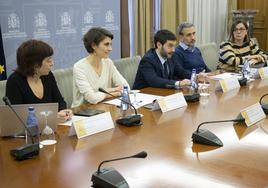 El ministro Pablo Bustinduy, en el centro, en su reunión con las familias monoparentales.