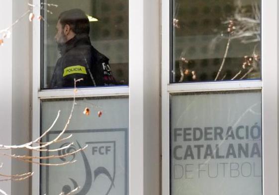 Los Mossos d'Esquadra registran este martes la sede de la Federación Catalana de Fútbol (FCF)