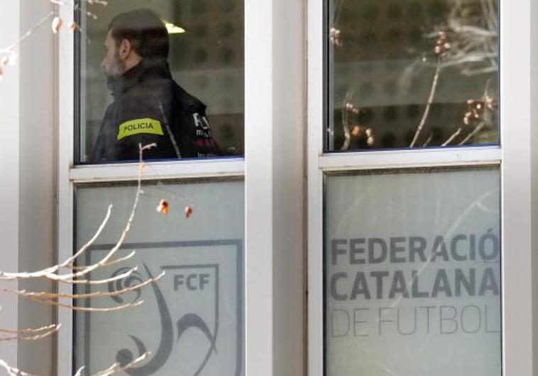 Los Mossos d'Esquadra registran este martes la sede de la Federación Catalana de Fútbol (FCF)