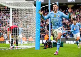 Phil Foden celebra un tanto ante el Manchester United