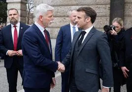 Los presidentes francés, Emmanuel Macron, y checo, Petr Pavel, se saludan en Praga.